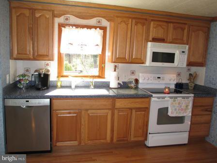 19 Fort Hoyle Road Joppa, MD 21085 - Photo 7 of 30 Corian counters and sink
