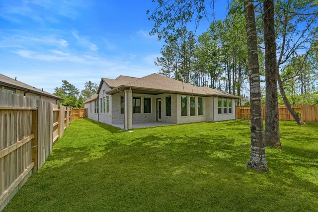 a view of a house with backyard and garden
