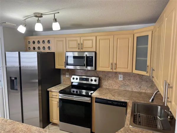 $2,800 | 7542 Northwest 175th Street, Unit 7542, Hialeah, FL 33015