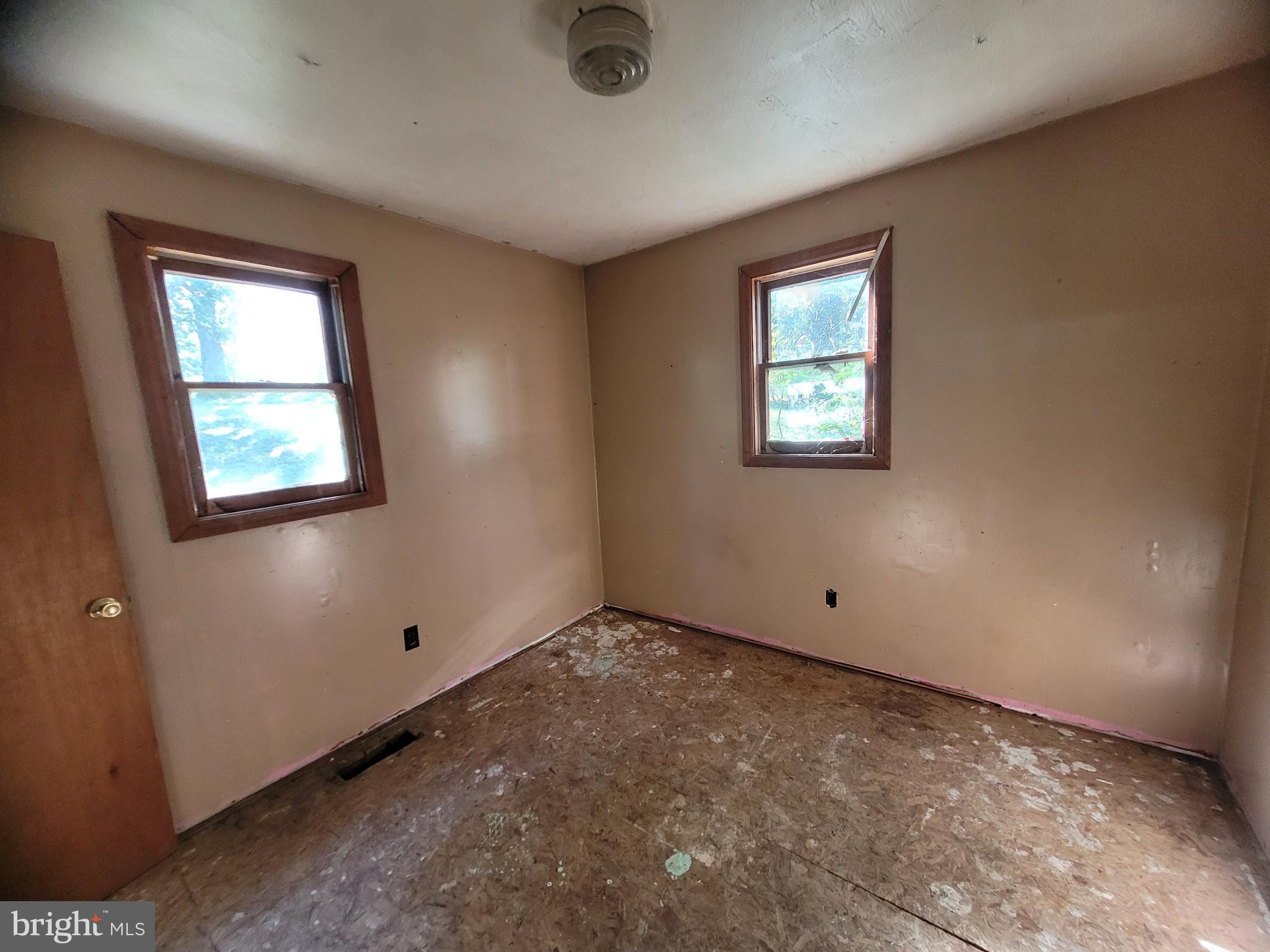 12700 Hockman Road Southeast Cumberland, MD 21502 - Photo 12 of 27 an empty room with windows