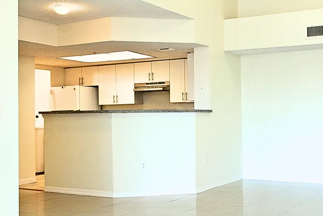 $2,800 | 5065 Wiles Road, Unit 307, Coconut Creek, FL 33073