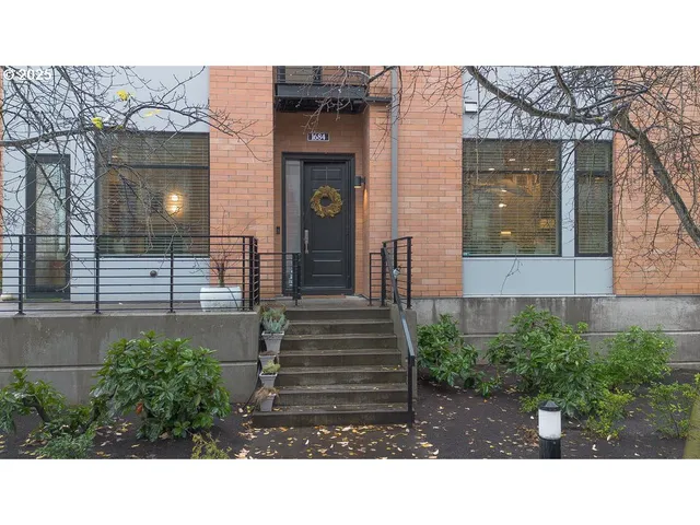 a black and white photo of a building