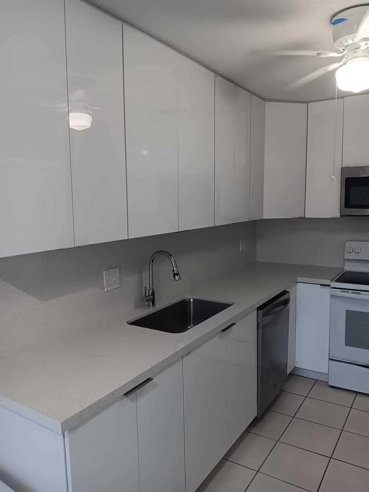 20886 Vinesta Circle, Unit 313 Boca Raton, FL 33433 - Photo 5 of 23 WhatsApp Image 2025-11-2331 at 21.37.47