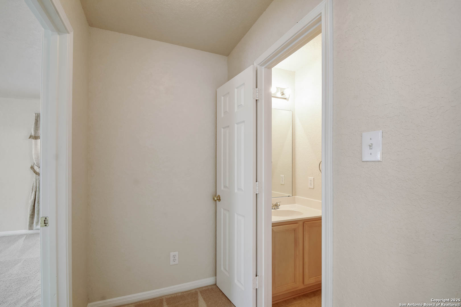 184 Springtree Parkway Cibolo, TX 78108 - Photo 17 of 36 a bathroom with a bathtub