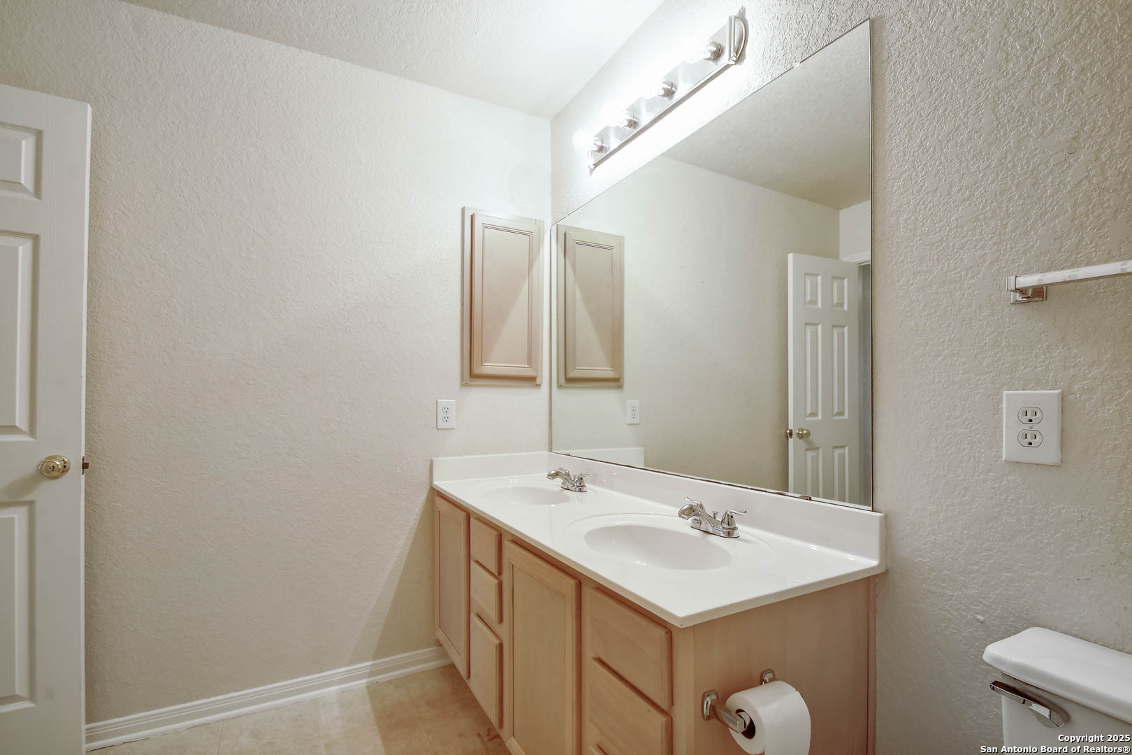 184 Springtree Parkway Cibolo, TX 78108 - Photo 29 of 36 a bathroom with a sink and a mirror