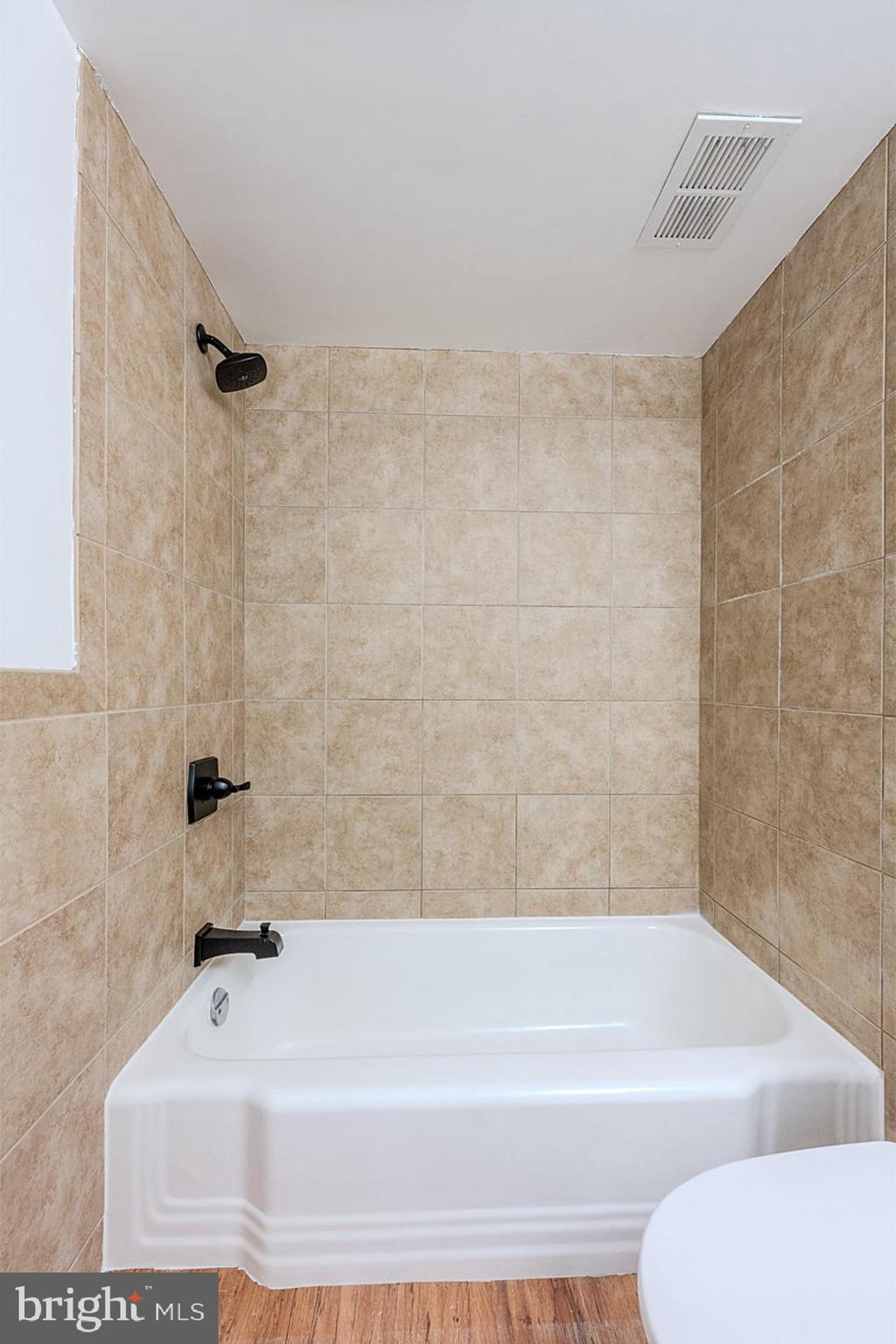 4410 Oglethorpe Street, Unit 713 Hyattsville, MD 20781 - Photo 20 of 24 a bathroom with a white bath tub