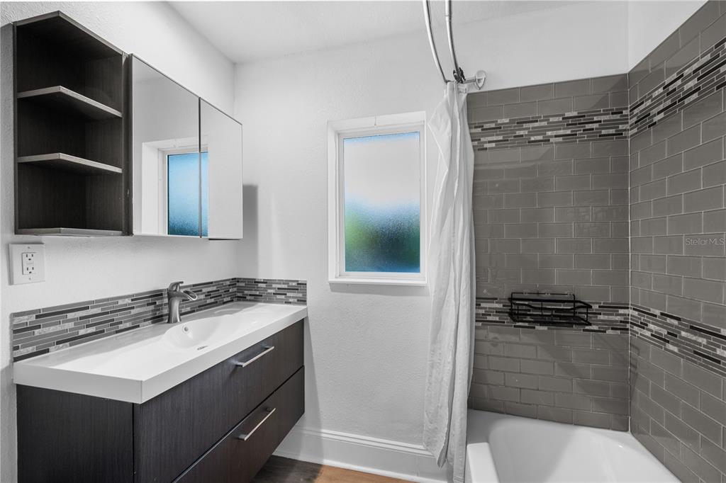 601 Oranole Road Altamonte Springs, FL 32701 - Photo 27 of 36 a bathroom with a sink a mirror and a shower