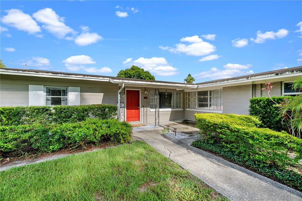 601 Oranole Road Altamonte Springs, FL 32701 - Photo 5 of 36 a front view of house with yard and green space
