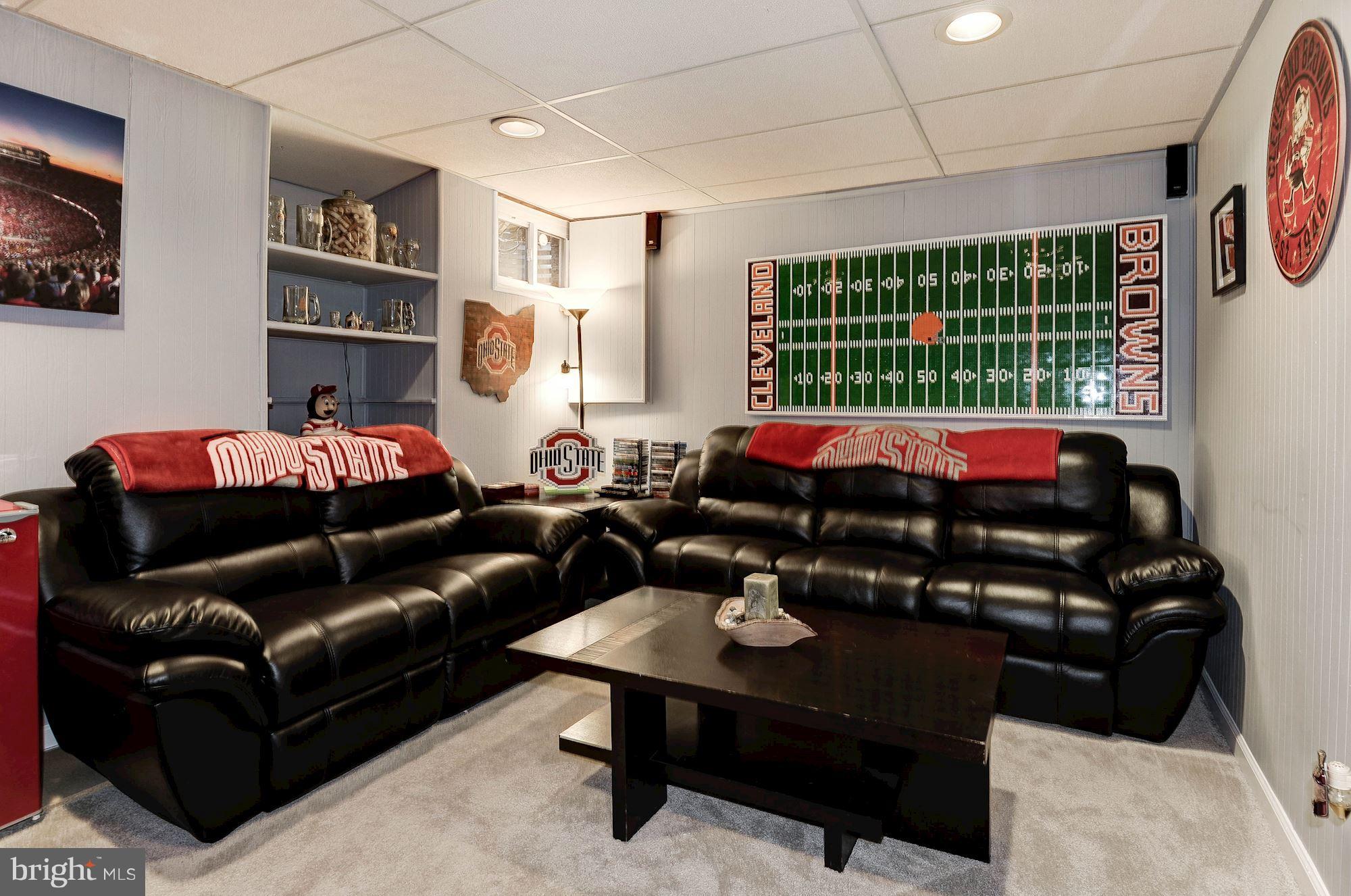 2546 South Walter Reed Drive, Unit 3 Arlington, VA 22206 - Photo 22 of 30 a living room with furniture and a window
