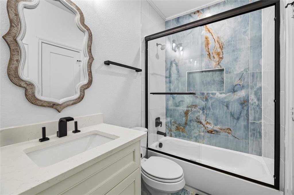 203 Colonial Drive Mabank, TX 75156 - Photo 16 of 36 a bathroom with a sink and a mirror with bathtub