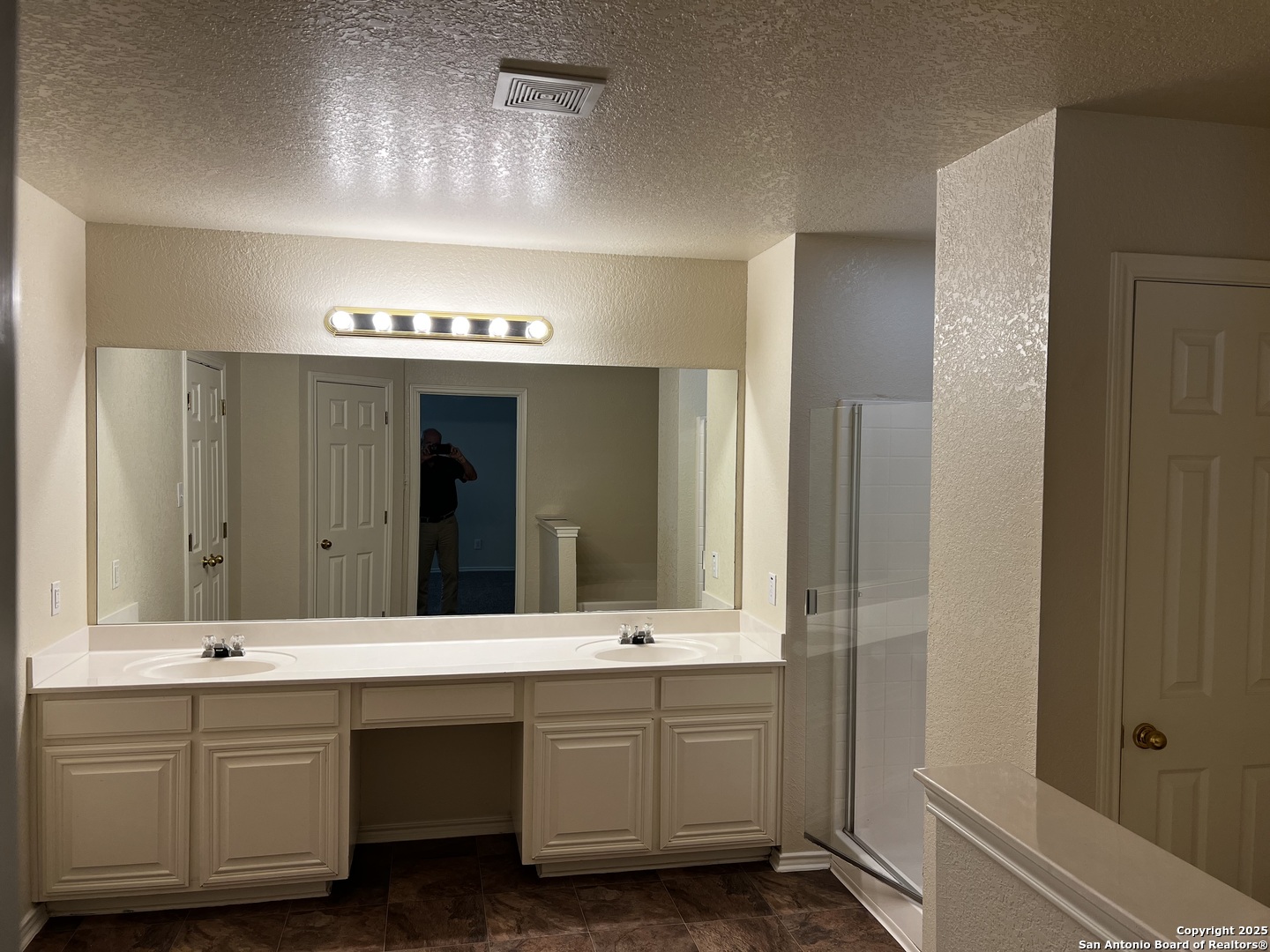12610 Point Sound San Antonio, TX 78253 - Photo 28 of 39 a bathroom with double sink and a mirror