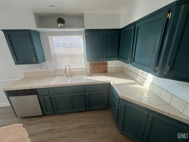 a kitchen with a sink and a large mirror