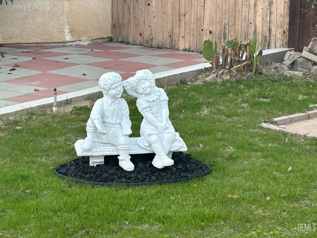 a view of a yard with a fountain