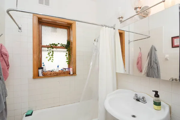 $2,200 | 1400 West Rosemont Avenue, Unit 1, Chicago, IL 60660