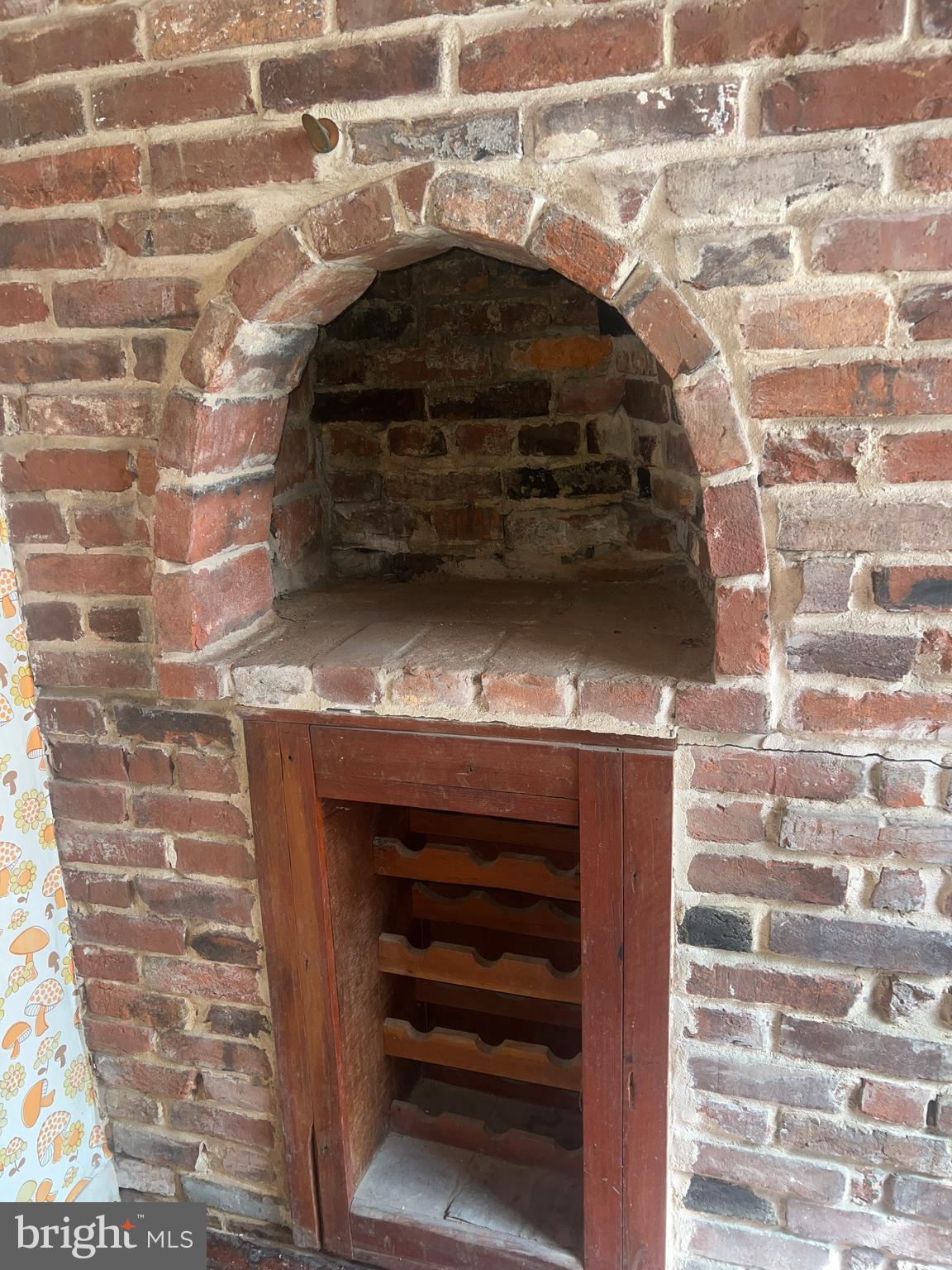 623 North Paca Street Baltimore, MD 21201 - Photo 5 of 12 BRICK OVEN IN KITCHEN