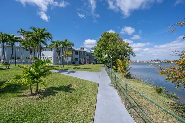 a view of a yard with palm trees