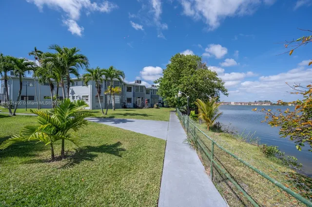 a view of a yard with palm trees