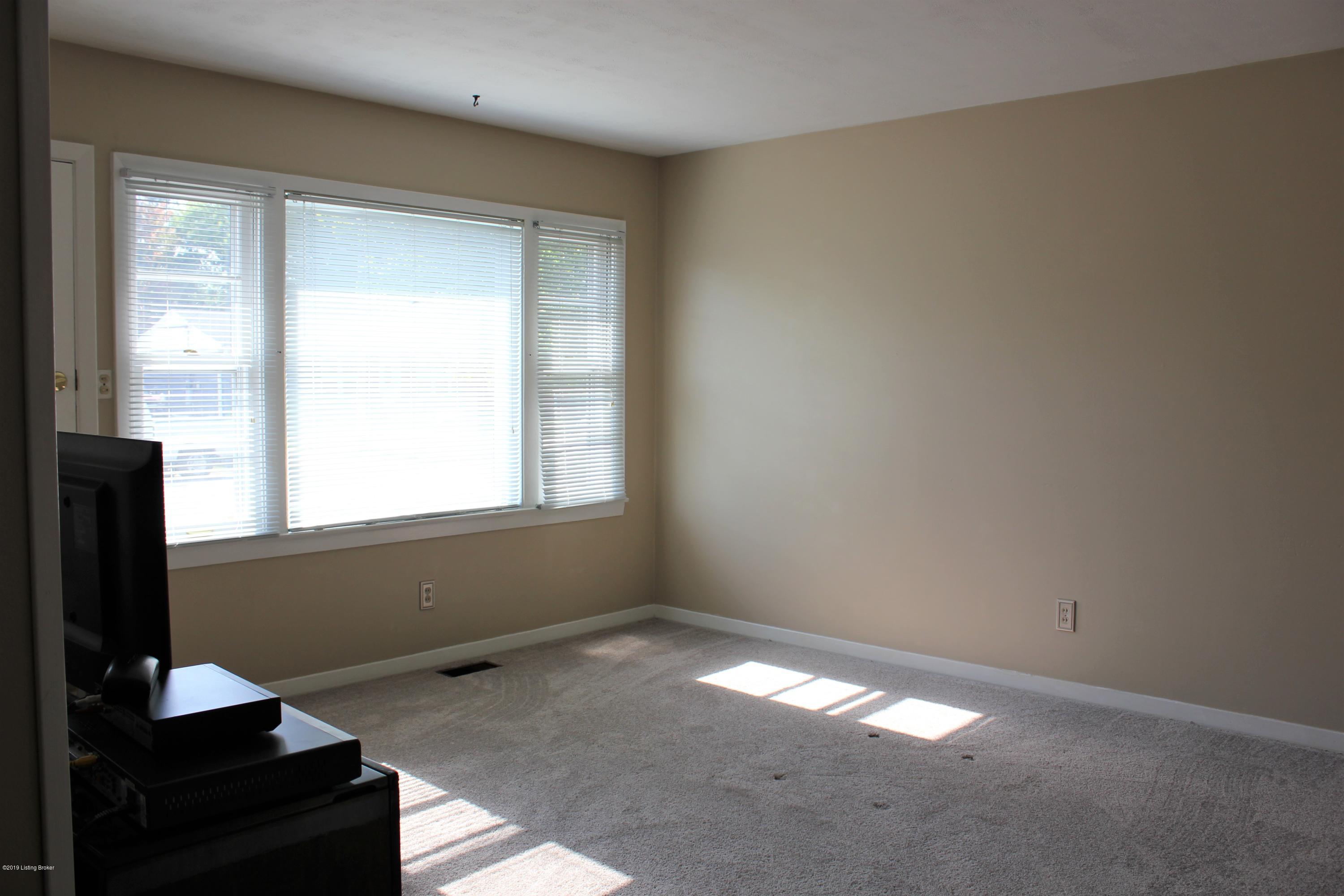 633 Edith Road Louisville, KY 40206 - Photo 3 of 31 livingroom 1