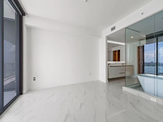 $9,000 | 700 Northeast 24th Street, Unit 3002, Miami, FL 33137