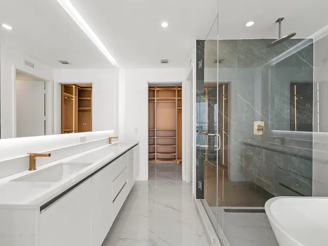 $9,000 | 700 Northeast 24th Street, Unit 3002, Miami, FL 33137