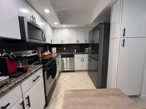 $5,500 | 5600 Collins Avenue, Unit 11P, Miami Beach, FL 33140