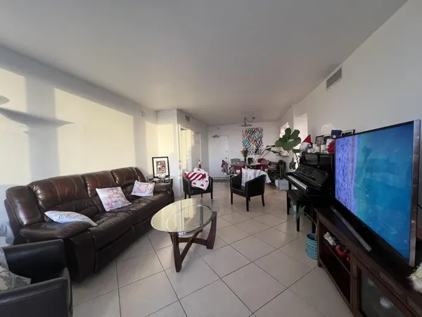 $5,500 | 5600 Collins Avenue, Unit 11P, Miami Beach, FL 33140