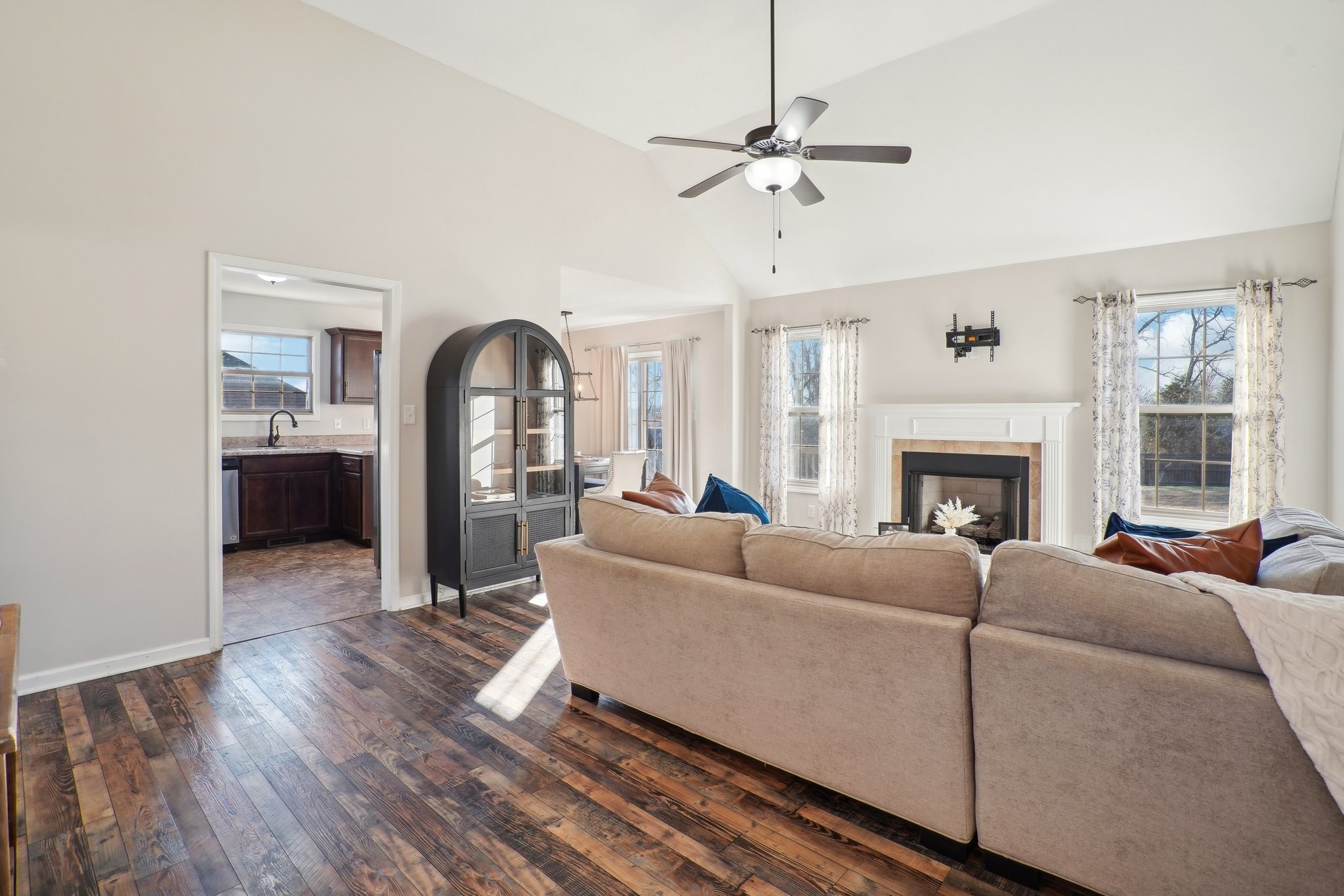 208 Hillview Way Springfield, TN 37172 - Photo 3 of 38 Gallery Image 3