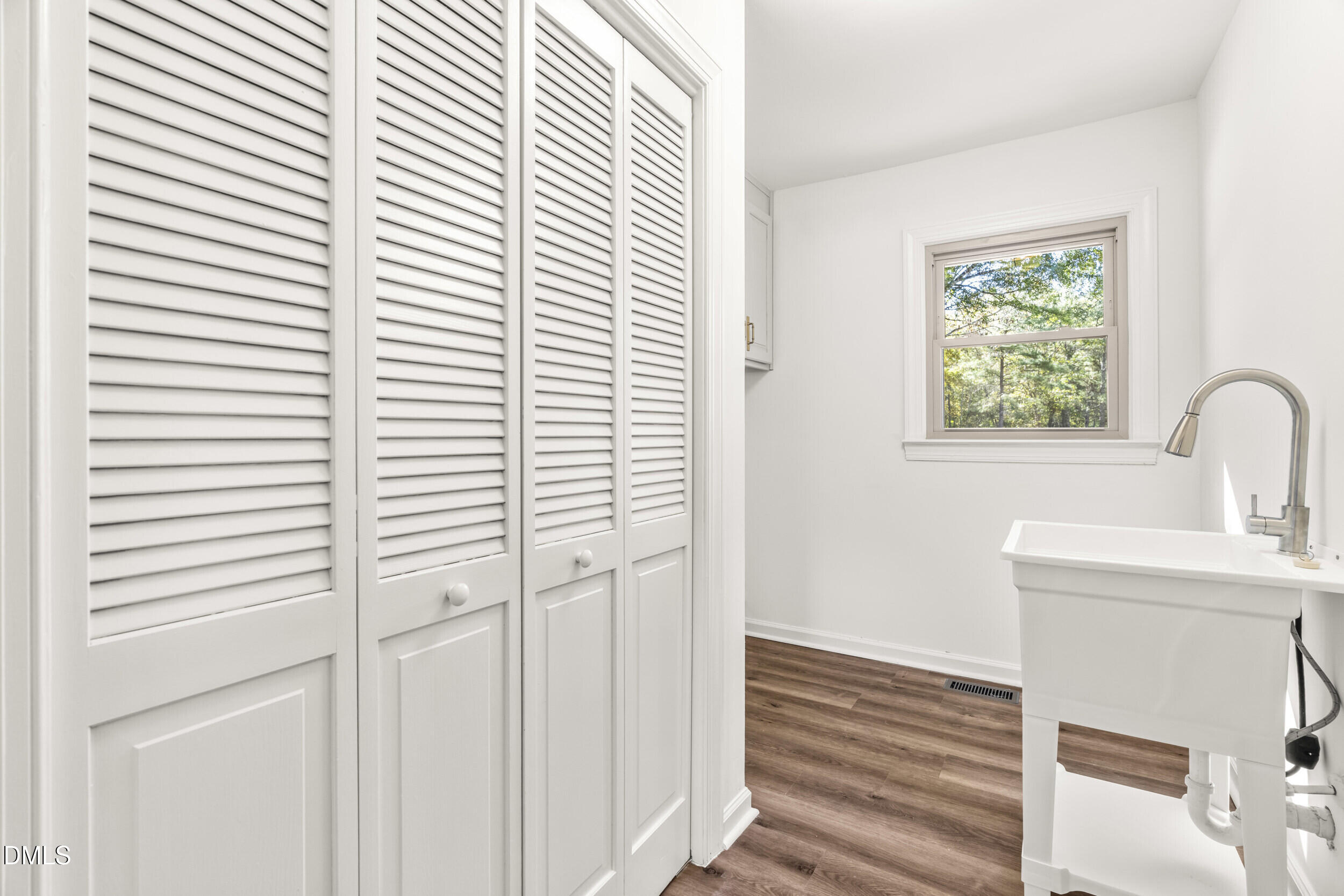 462 Sullivan Road Selma, NC 27576 - Photo 20 of 33 a bathroom with a sink and a window