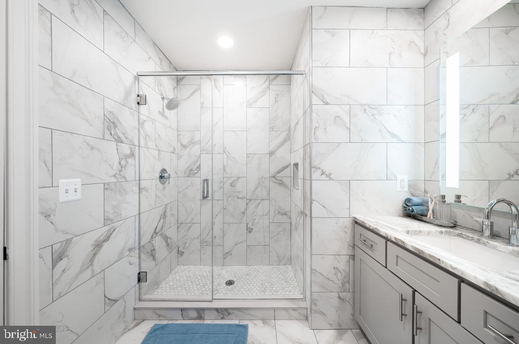 2301-61 John F Kennedy Boulevard, Unit 1815 Philadelphia, PA 19103 - Photo 31 of 39 a bathroom with a shower and a sink