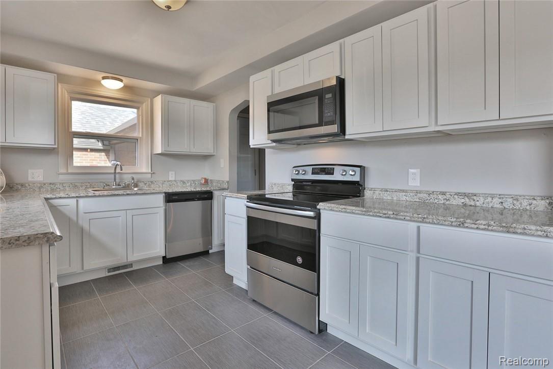 18740 Champaign Road Allen Park, MI 48101 - Photo 6 of 21 2B8A1661.jpg