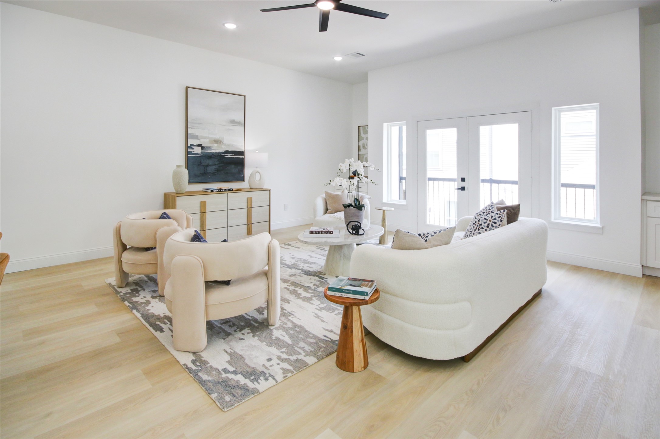 1214 West 24th Street, Unit D Houston, TX 77008 - Photo 19 of 45 a living room with furniture and a large window