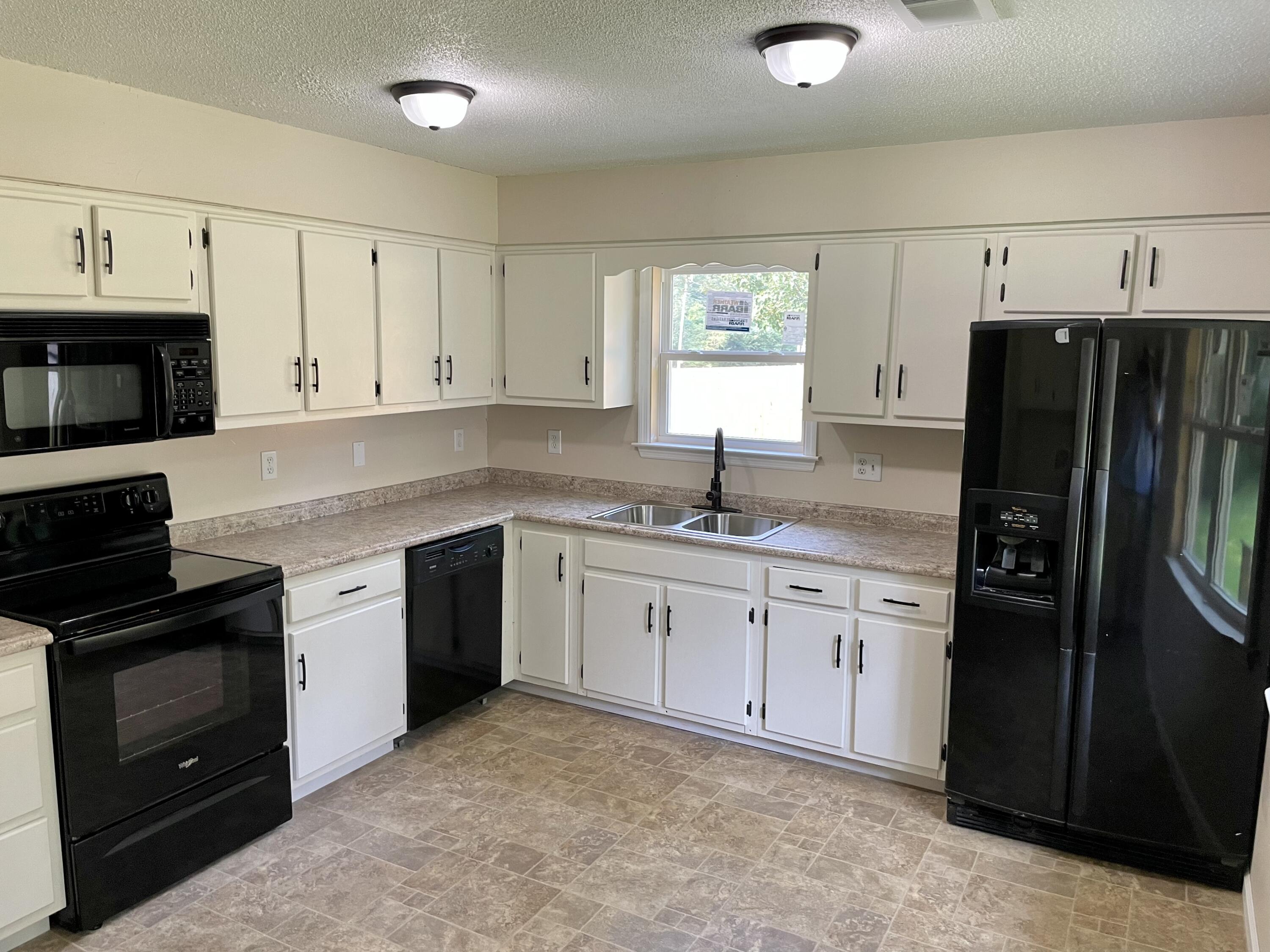 560 Pickett Road Signal Mountain, TN 37377 - Photo 3 of 17 Kitchen