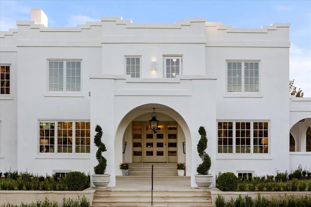 4259 Crestline Road Fort Worth, TX 76107 - Photo 2 of 40 a front view of a house with a garden
