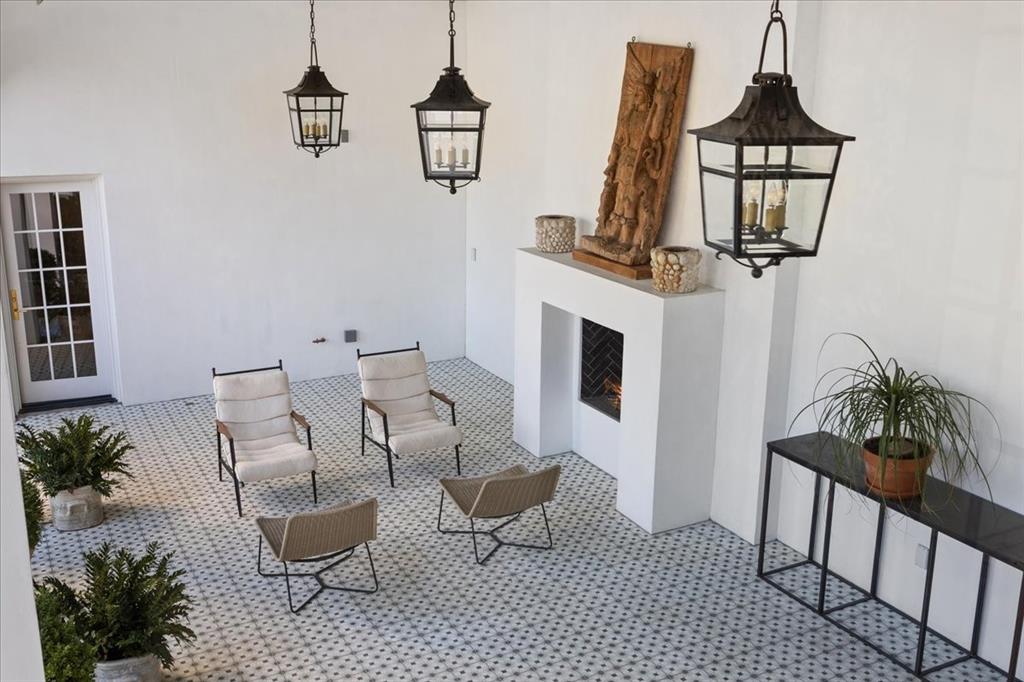 4259 Crestline Road Fort Worth, TX 76107 - Photo 25 of 40 a living room with furniture