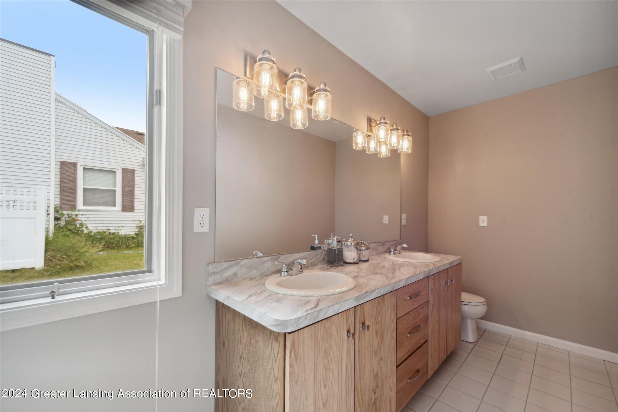 5907 Green Road Haslett, MI 48840 - Photo 17 of 48 Primary En suite