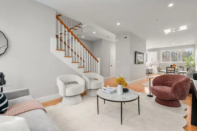 $3,800 | 123-125 Centre Street, Unit TH4, Boston, MA 02124