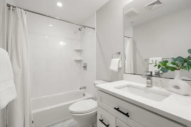 $3,800 | 123-125 Centre Street, Unit TH4, Boston, MA 02124