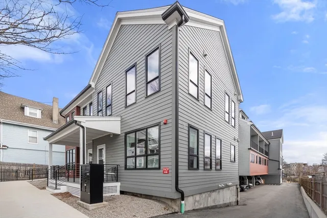 $3,800 | 123-125 Centre Street, Unit TH4, Boston, MA 02124