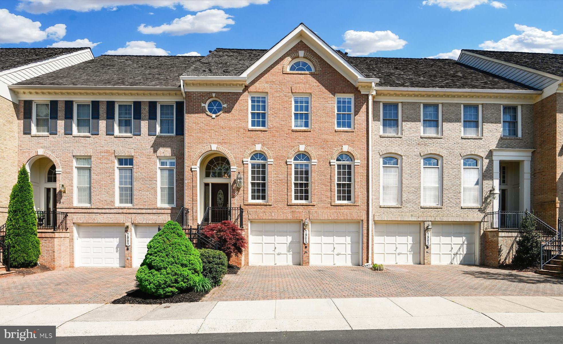 3 Level Luxury Townhome Living in Potomac Crest!