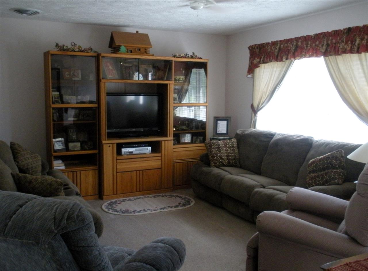 9249 Russell Road Clare, MI 48617 - Photo 5 of 27 1835981-4.JPG