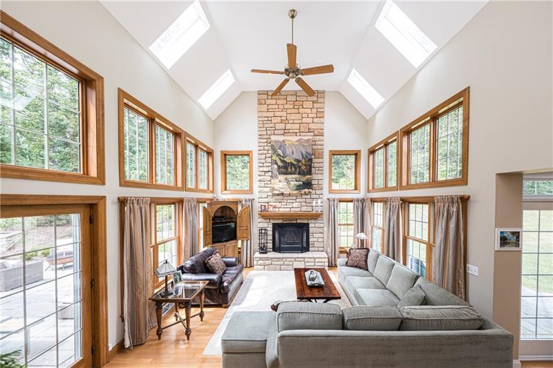 736 Fairview Road Pittsburgh, PA 15238 - Photo 9 of 25 Gallery Image 9