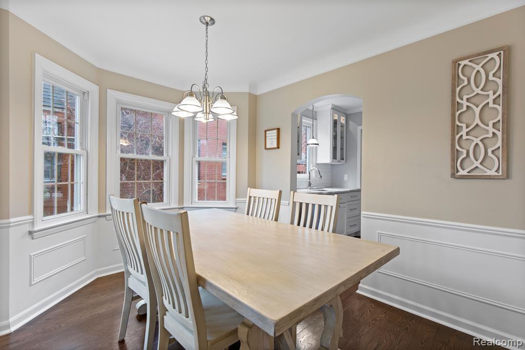 1395 Roslyn Road Grosse Pointe Woods, MI 48236 - Photo 6 of 43