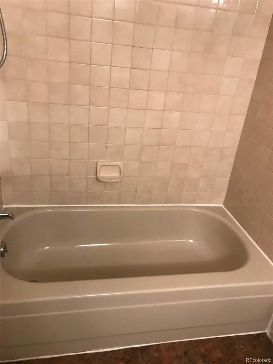 4661 South Decatur Street, Unit 206 Englewood, CO 80110 - Photo 14 of 17 a bathroom with a bathtub