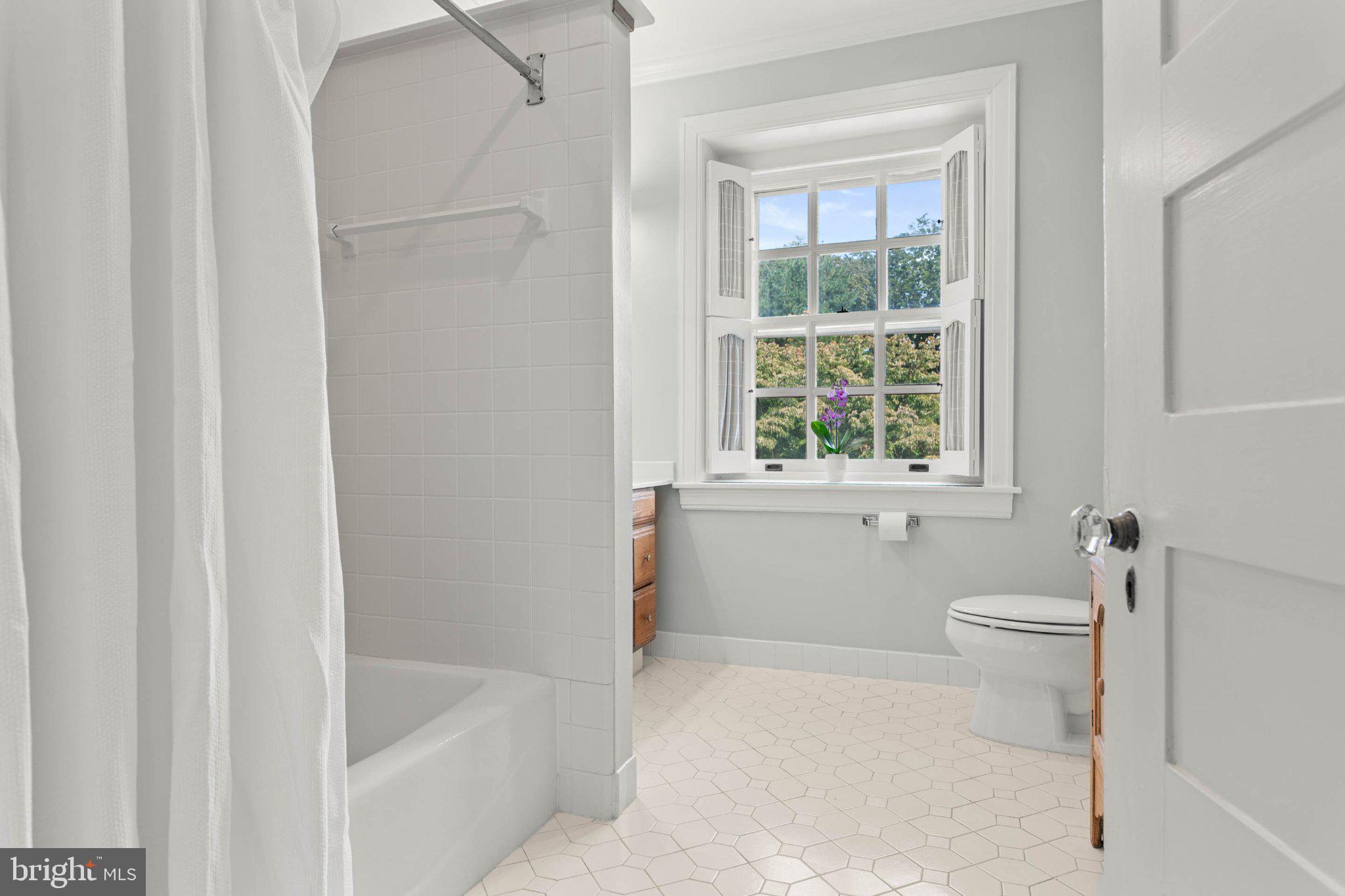 126 Edgewood Road Ardmore, PA 19003 - Photo 42 of 55 Hallway Full Bath