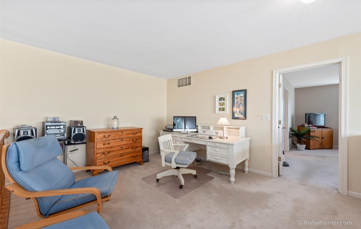 243 Grand Ridge Road St. Charles, IL 60175 - Photo 23 of 29 a workspace with furniture