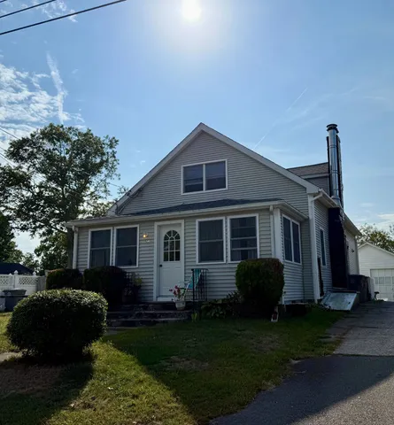 a view of a house with backyard and garden