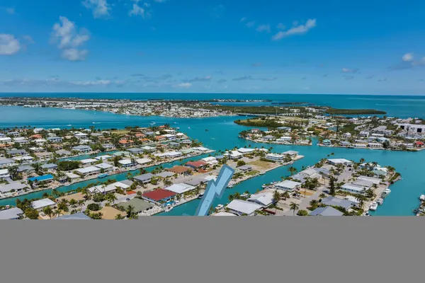 $869,999 | 581 9th Street, Key Colony Beach, FL 33051
