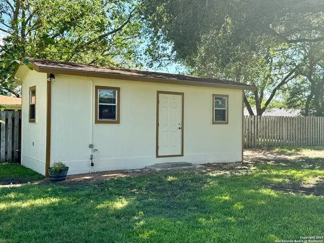 a view of backyard with a tub