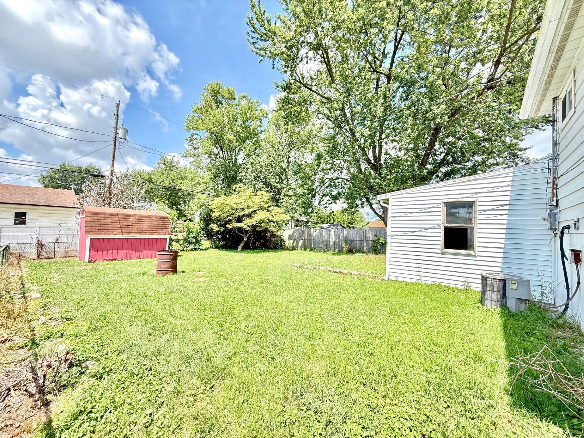 3863 Edendale Road Columbus, OH 43207 - Photo 12 of 16 fenced backyard
