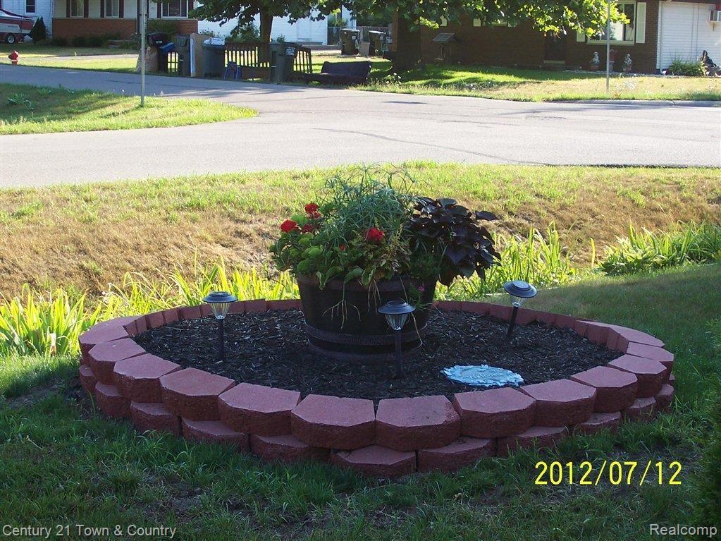 2800 Hessel Avenue Rochester, MI 48307 - Photo 15 of 17 HESSEL FLOWERS.JPG